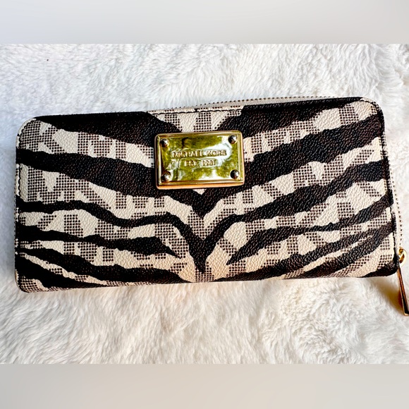 Michael Kors Jet Set monogram zebra tiger leather zip around wallet- EUC - Picture 1 of 4